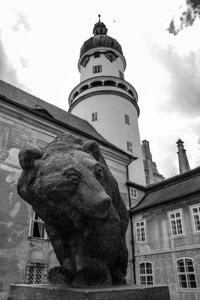 Nove mesto nad metuji est situé en République tchèque. il y a un beau château et le centre historique de la ville — Photo