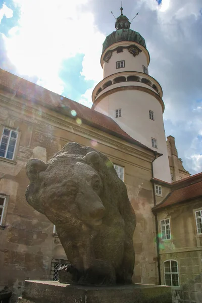 Нове Мнесто над мету розташований в Чеській Республіці. Існує красива замок та історичний центр міста — стокове фото
