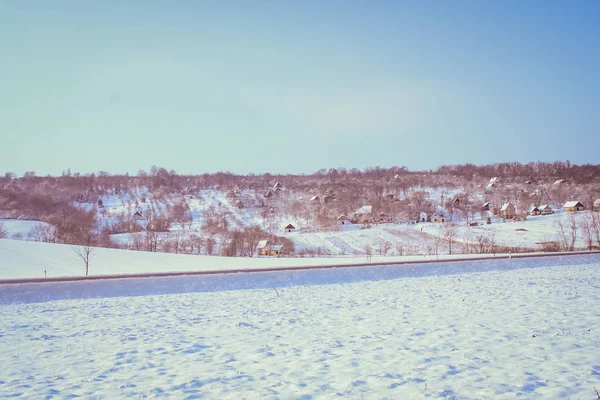 Paesaggio invernale con un ricco fiocco di neve — Foto Stock