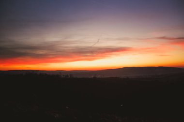 günbatımı üzerinde alan ve çayır