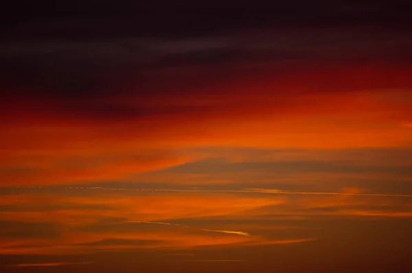 Puesta de sol sobre el campo y el prado — Foto de Stock