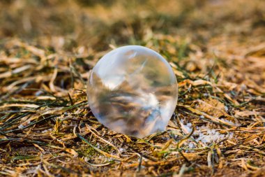 soğuk bir kış gününde kabarcık açık havada