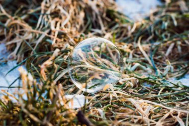soğuk bir kış gününde kabarcık açık havada