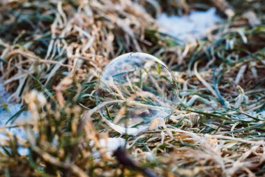 soğuk bir kış gününde kabarcık açık havada