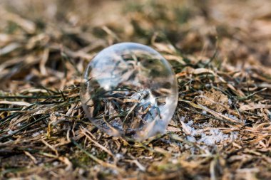 soğuk bir kış gününde kabarcık açık havada