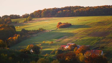 Sonbahar çıkışları ve günbatımları muhteşem bir manzara sunar.