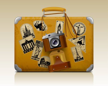 Eski küçük pejmürde bavul bir retro fotoğraf makinesi ile