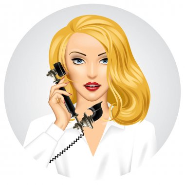 Sarışın kadın ile onun elinde retro siyah telefon