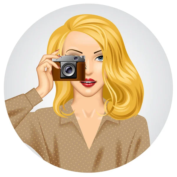 Mujer rubia con cámara fotográfica retro en la mano — Vector de stock