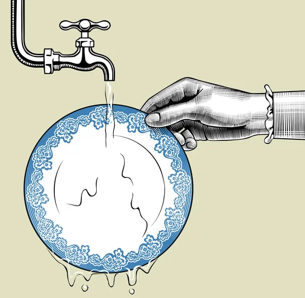 Kadının el su musluk altında bir tabak yıkama