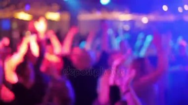 2 gece kulübünde dans