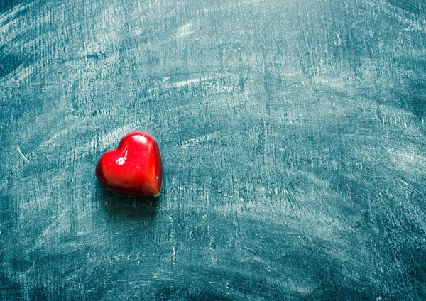 Rotes Herz auf einer Kreidetafel / getöntes Foto — Stockfoto