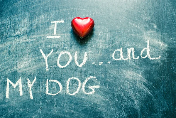 Αγαπώ Και Σκυλί Μου Γραμμένο Κιμωλία Στον Μαυροπίνακα — Φωτογραφία Αρχείου