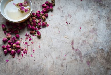 Çay kuru gül desenli