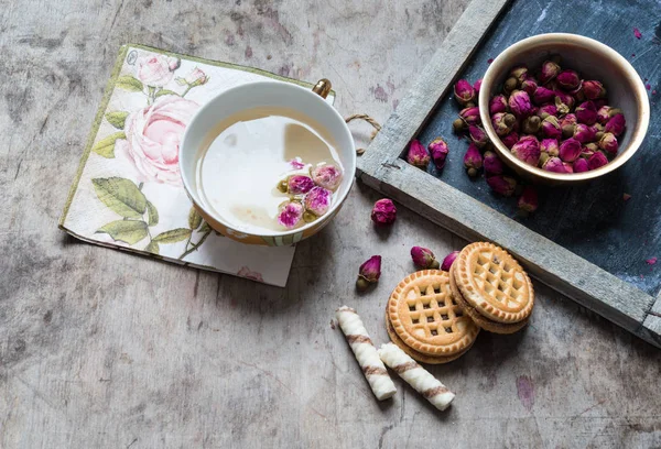 Tea with dry rose — Stock Photo, Image