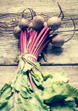 Arka planda pancar demetleri, yakın çekim