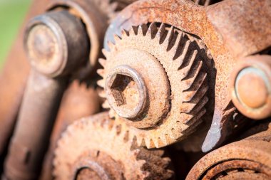 Metal dişliler, sprockets, pas kaplı diğer parçalar ile eski mekanizmanın bir parçası.