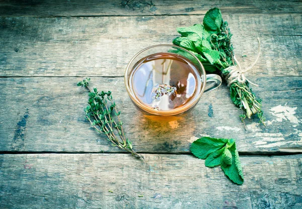 Kräutertee auf einem hölzernen Hintergrund — Stockfoto