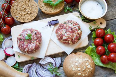 Arka planda hamburger pişirme, yakın çekim