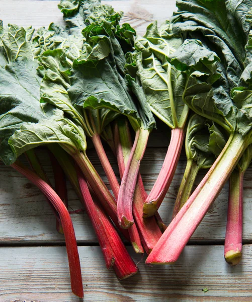 Rhubarbe Fraîche Sur Fond Bois — Photo