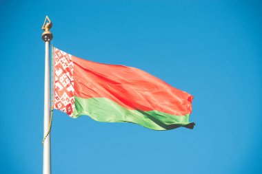 Beyaz Rusya bayrak sallayarak karşı mavi gökyüzü