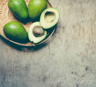 Avokado bir ahşap arka plan/tonda fotoğraf üzerine