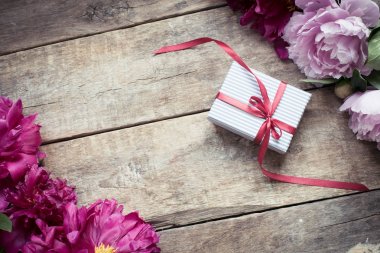 Kırmızı kurdele ve Şakayık çiçekleri hediye kutusu