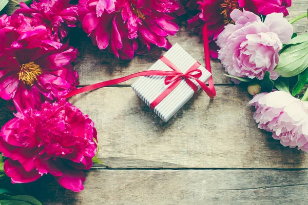 Caja Regalo Con Cinta Roja Flores Peonía — Foto de Stock