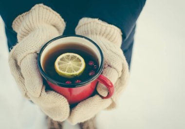 Fincan çay tutan eller