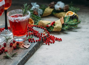 Kırmızı bardaklı Noel arkaplanı 