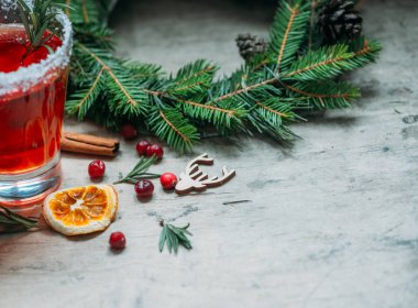 Ahşap bir arka planda noel süslemeleri 