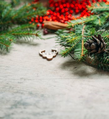 Ahşap bir arka planda noel süslemeleri 