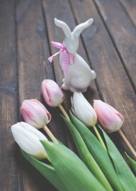 Paskalya Tavşanı ve Çiçekler