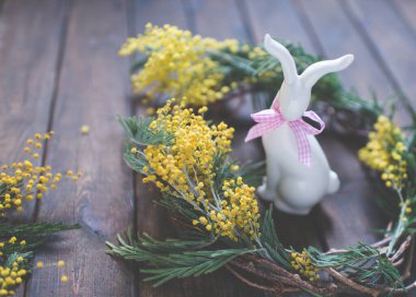 Paskalya Tavşanı ve Çiçekler