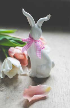 Paskalya Tavşanı ve Çiçekler