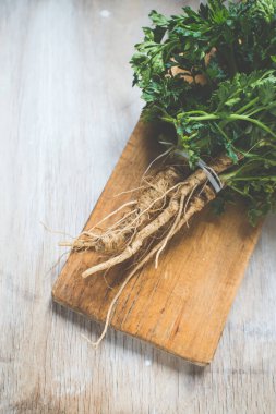 Cilantro grubu ahşap arkaplanı kapatın.