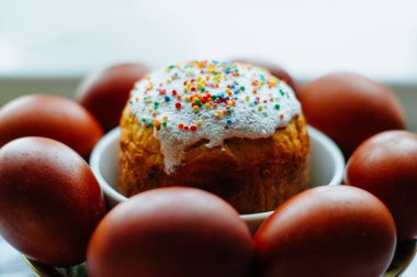 Paskalya kırmızı yumurta turtası