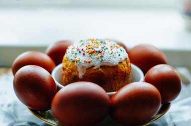 Paskalya kırmızı yumurta turtası