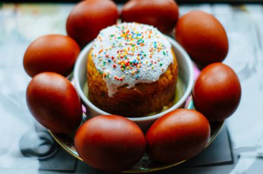 Paskalya kırmızı yumurta turtası