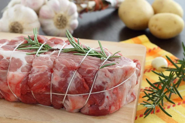 Asado de cerdo crudo Fotos De Stock Sin Royalties Gratis