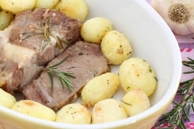 Kavrulmuş patates ile domuz rosto