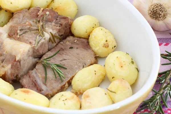 Geroosterd varkensvlees met geroosterde aardappelen — Stockfoto