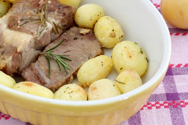 Жареная свинина с жареным картофелем — стоковое фото