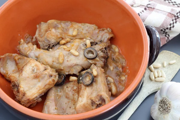 Kaninchenfleisch mit Oliven und Pinienkernen — Stockfoto