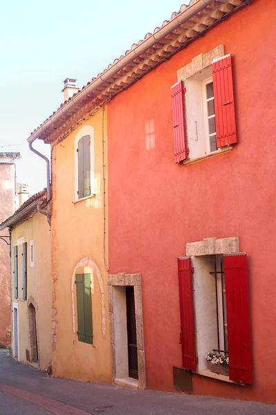 Roussillon, Provence, Francie - barevné domy — Stock fotografie