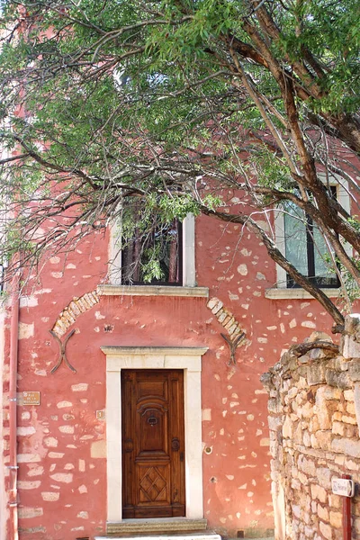 Roussillon, Provence, Fransa - renkli ev — Stok fotoğraf
