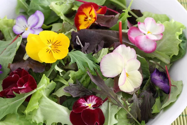 Ätbara blommor i fräsch sallad — Stockfoto