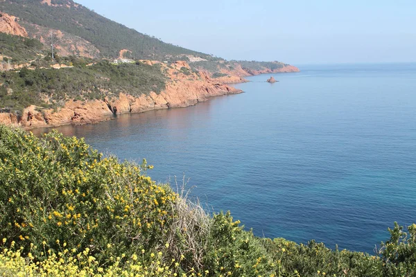 Fransız Riviera'sında Esterel sahil