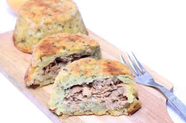 Tuna üzerinde Ahşap doğrama tahtası ile patates pastası