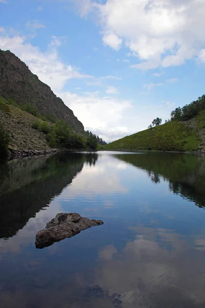 Lago de montaña con un reflejo del cielo — Foto de Stock